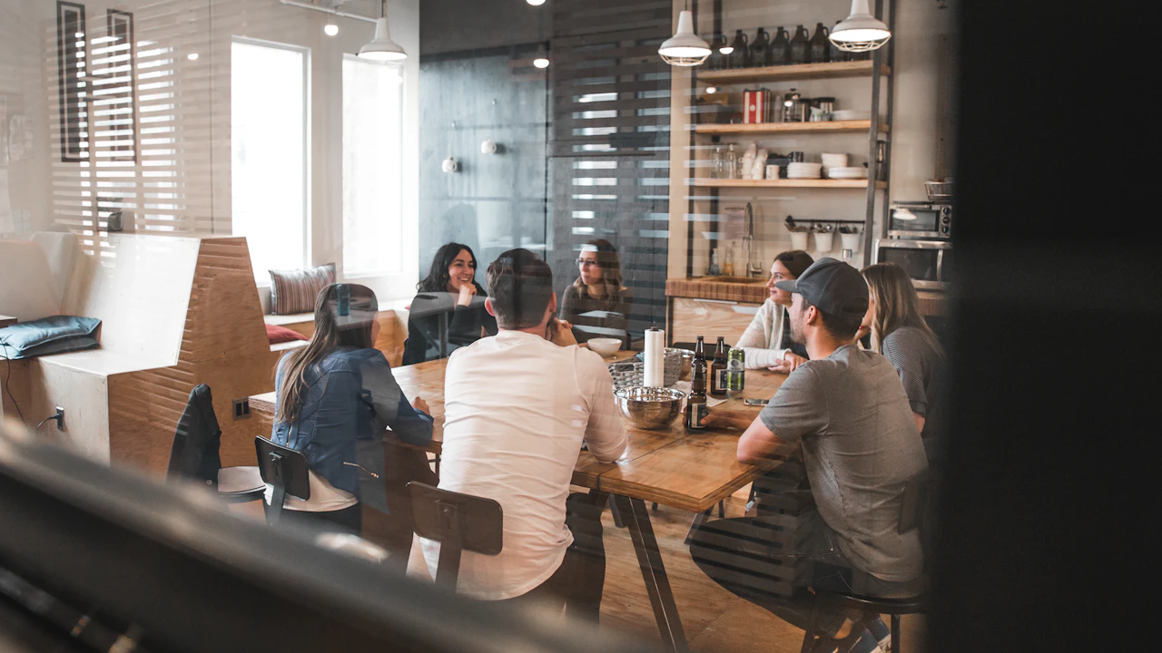 Des personnes réunies autour d’une table de travail.