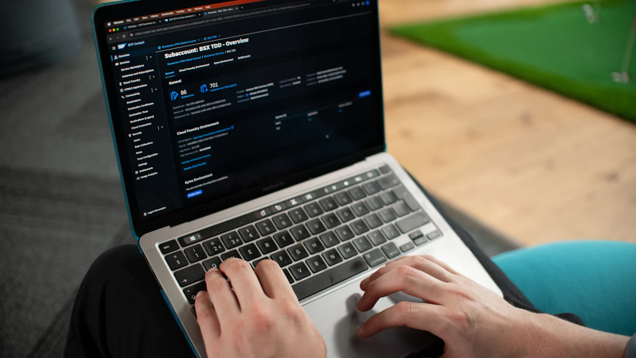 Des mains sur le clavier d’un ordinateur portable.