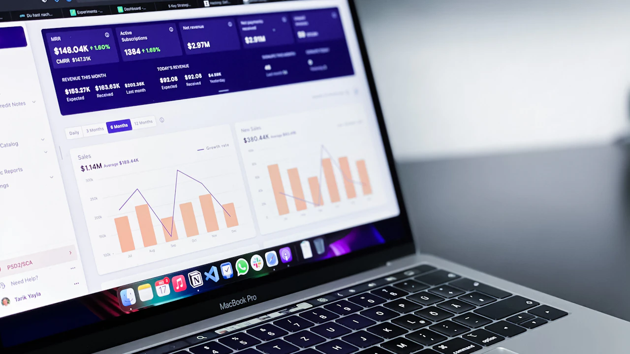 Un ordinateur portable affiche des graphiques de performance.