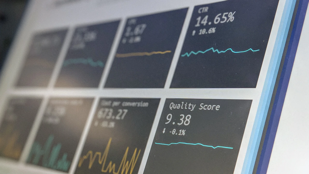 Un écran affiche un tableau de bord et plusieurs graphiques d’analyse de données.