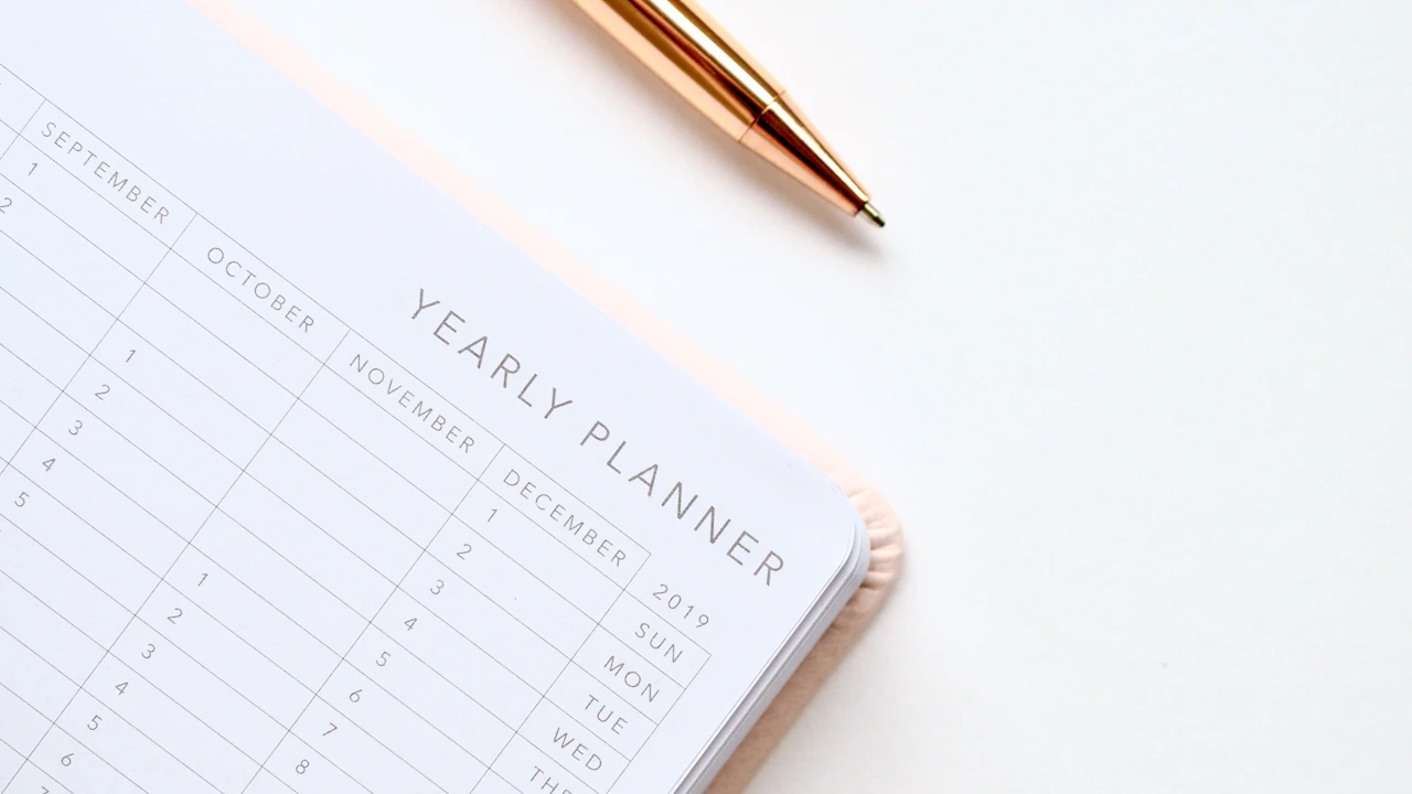 Un agenda ouvert sur une table.
