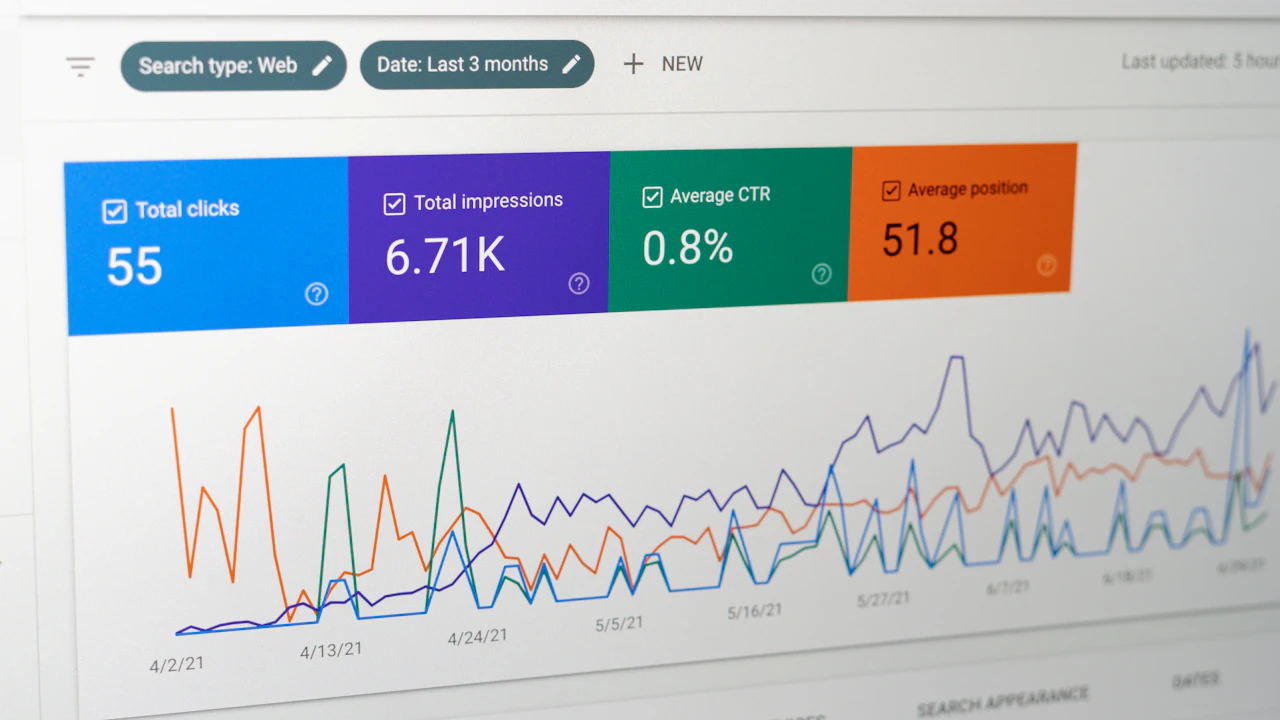 Un écran affiche des statistiques de recherche en ligne.